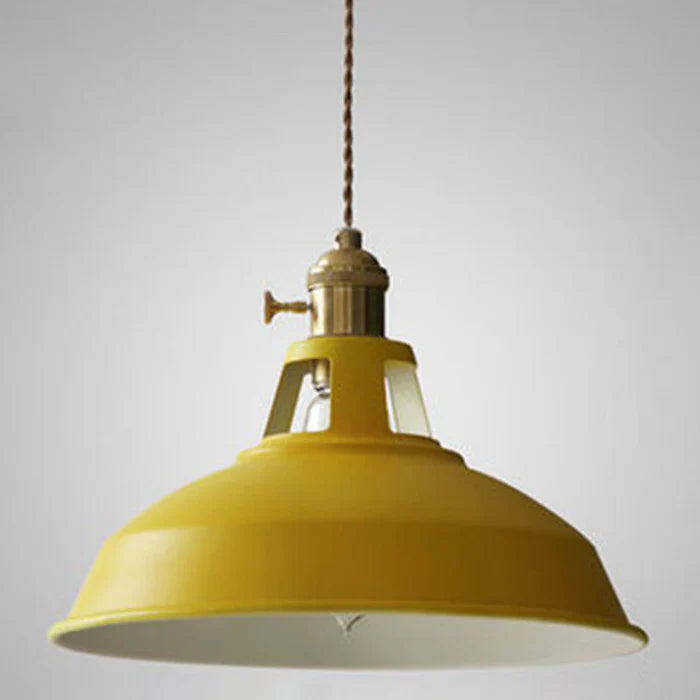 Flott industriell pendellampe som sentral belysning, forsterker vintage stil i ethvert rom.