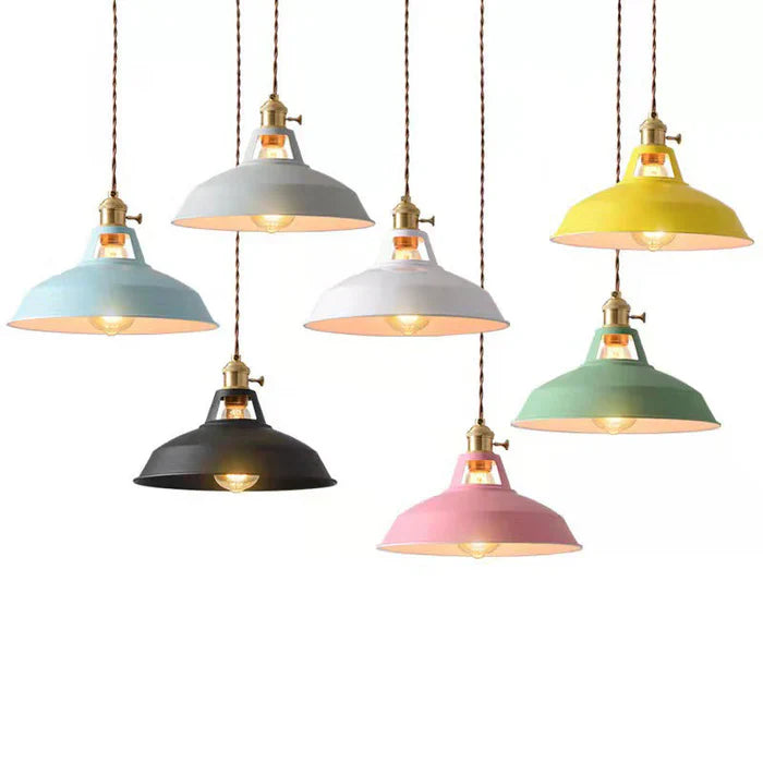 Sort taklampe i industriell stil, gir dekorativ belysning og et unikt preg til ditt hjem.
