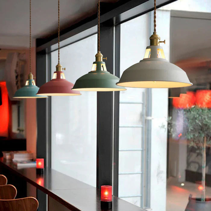 Lysende hengende lampe med retro design, skaper en koselig atmosfære i en stue eller kafé.
