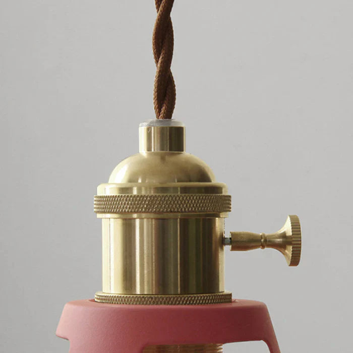 Moderne industrilampe i sort metall, ideell som spisestue lampe for en trendy og unik innredning.