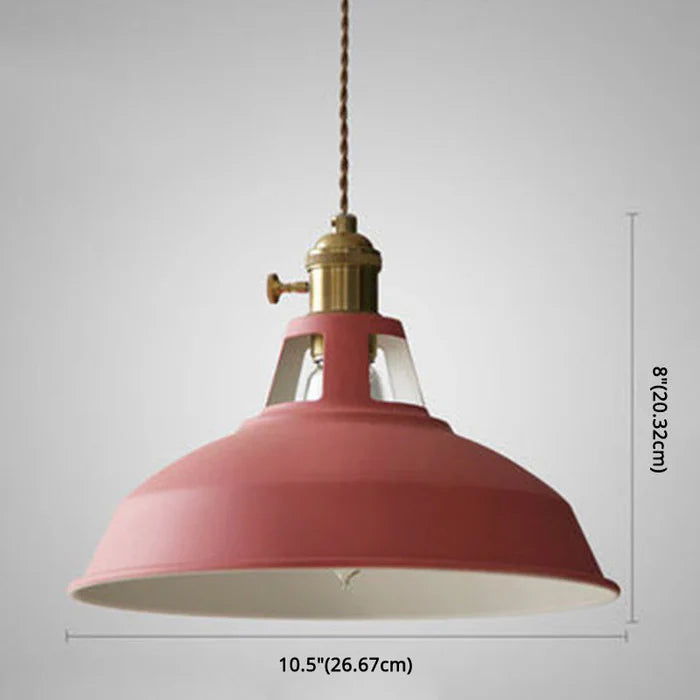 Flere industrielle pendellamper på rad, tilbyr stilig og funksjonell belysning for store rom.