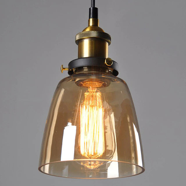 Moderne krystall lampe i røykgrå eller amber. Stilfull hengende belysning som passer alle interiør.