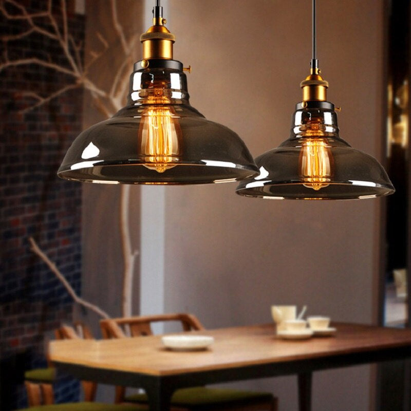 Hengende krystall taklampe over et spisebord. Elegant belysning, perfekt for en moderne spisestue.