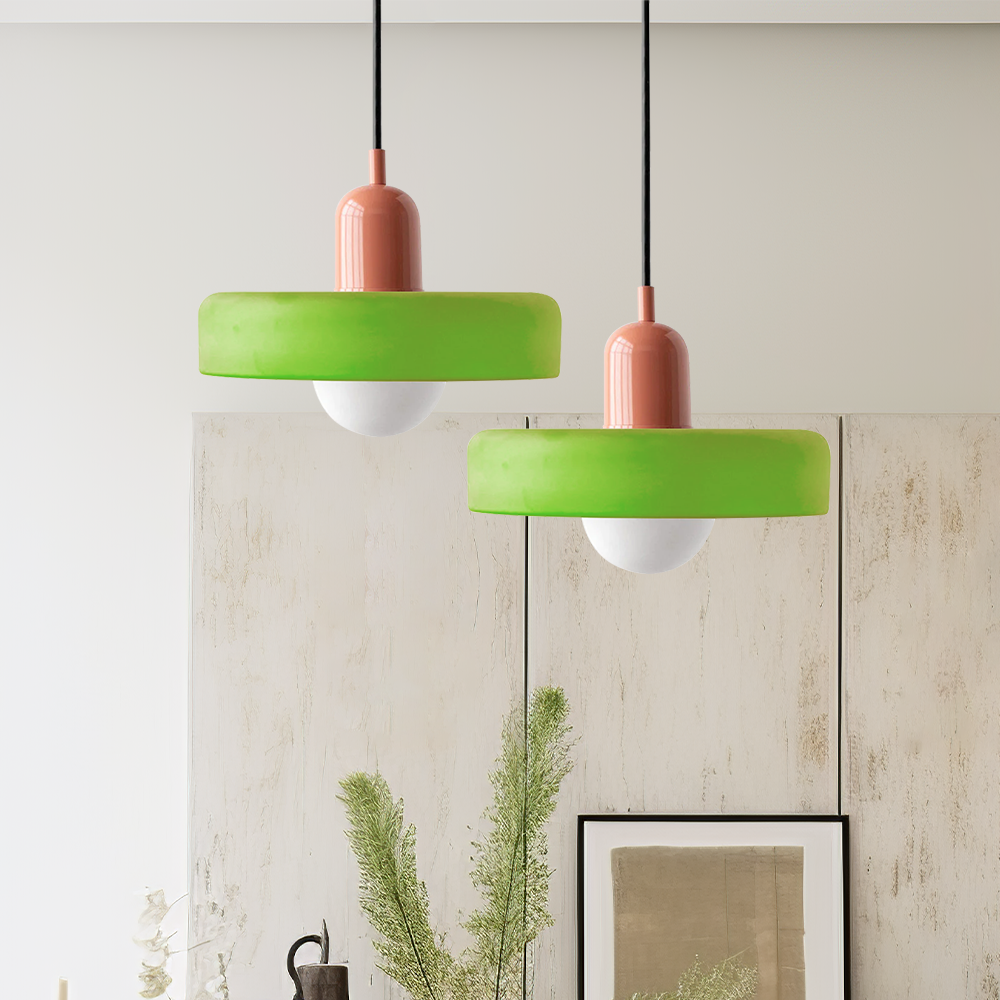 Design taklampe, fargespill for et elegant og stilfullt hjemmeinteriør.