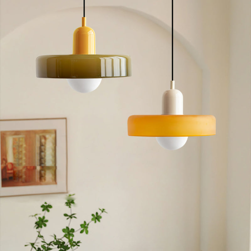 Hengende lampe i unik design, fargespill for ditt soverom eller stue.