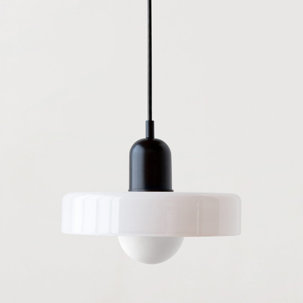 Unik dekorativ lampe, hengende med vakkert fargespill for interiøret.