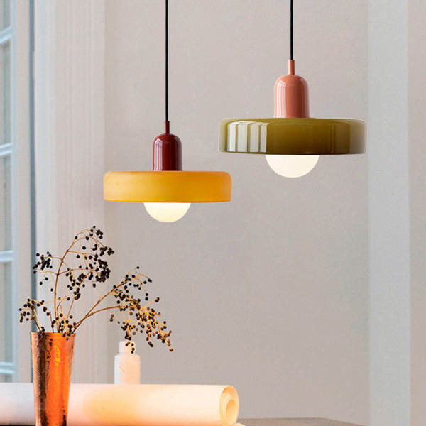 Moderne hengende lampe med dynamisk fargespill, interiørfokus i stuen.