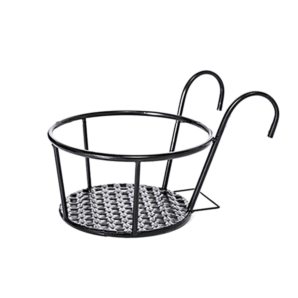 Hengende plantestativ i sort jern, perfekt for balkong og uterom, med plass til flere potter.
