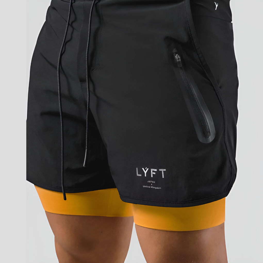 Herre 2-i-1 sportsshorts for trening. Pustende og hurtigtørkende med kompresjon og lommer.