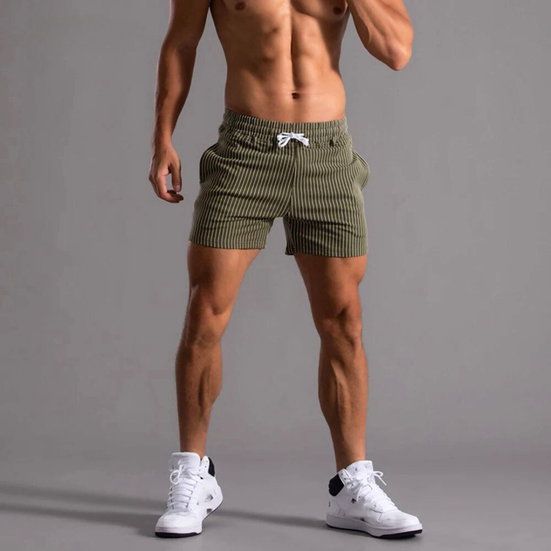 Stripete herre treningsshorts i athleisure stil. Ideell for sommermote og aktiv livsstil. Myk og behagelig.