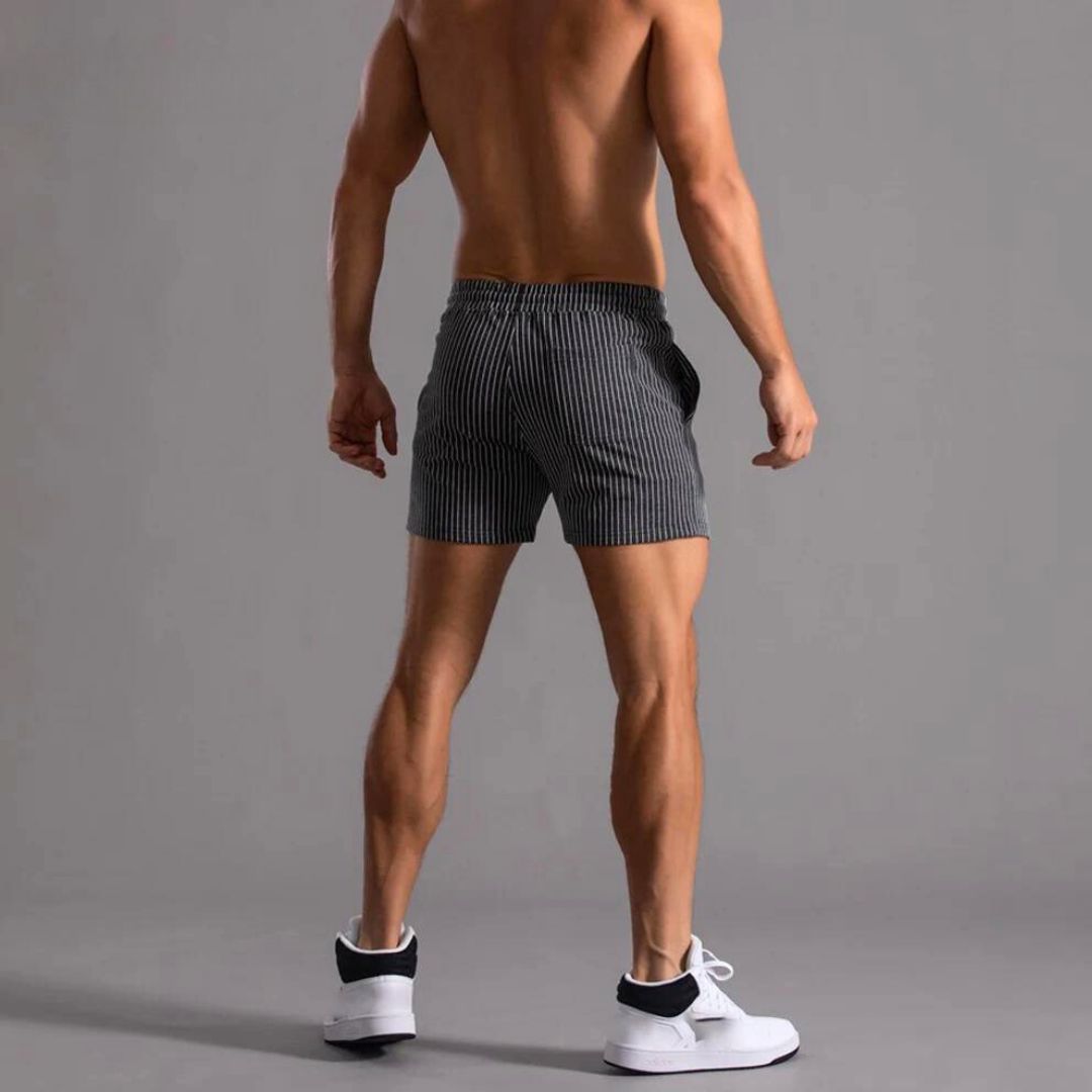 Stilig herre athleisure shorts med stripemønster. Allsidig for trening, fritid og sommermote. Komfortabel passform.