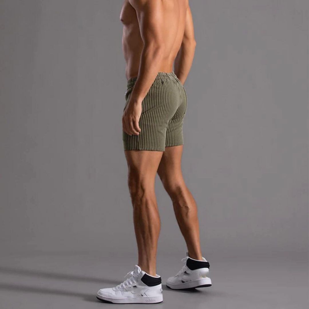Herre treningsshorts med stripemønster, designet for aktiv livsstil. Myk athleisure shorts med elastisk midje.