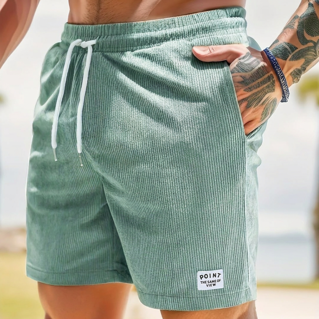 Bakside av avslappede herre shorts med snøring. Komfortabel og stilren casual shorts for menn.