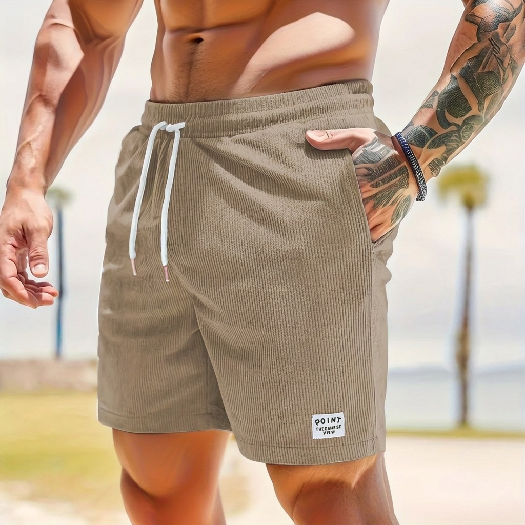 Modell iført knelang herre shorts WC2026 med snøring i en avslappet fritidsstil. Perfekt sommershorts.