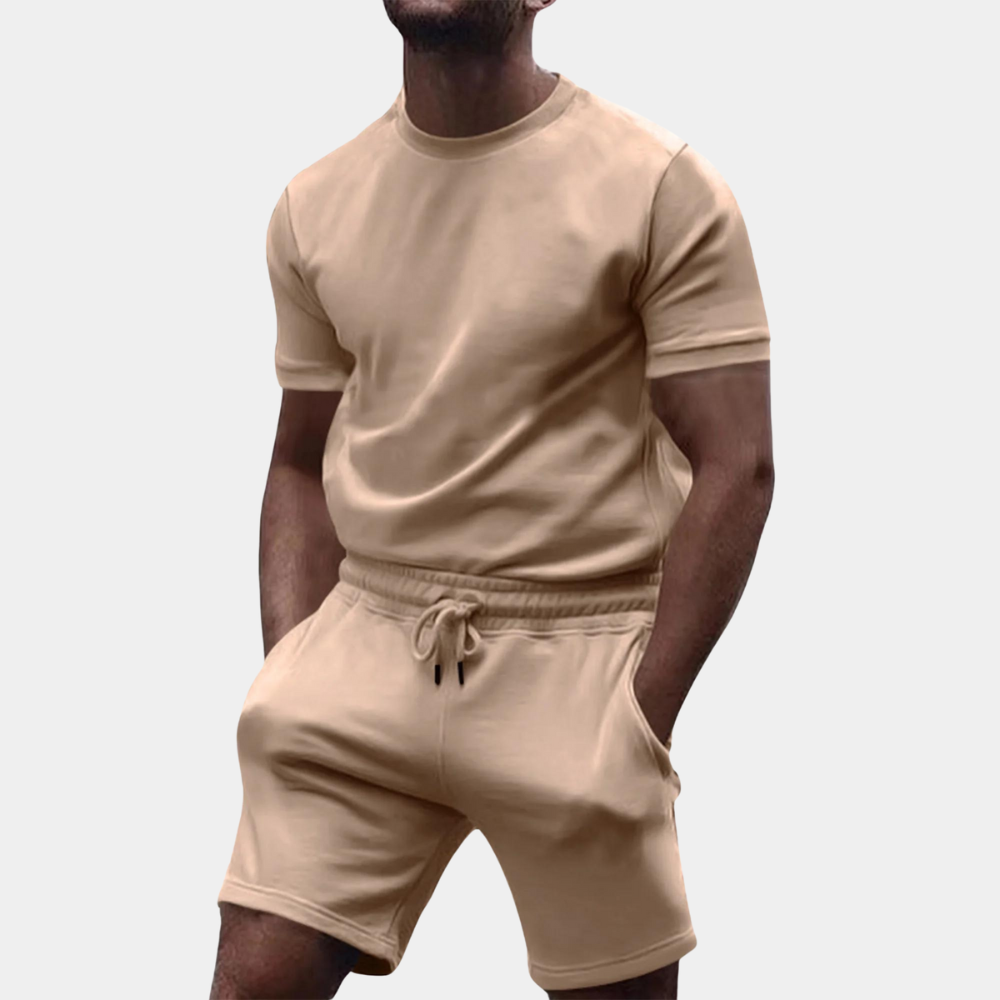 Stilig herre T-skjorte og shorts sett for dagligdags bruk og uformell sommer. Trendy herremote.