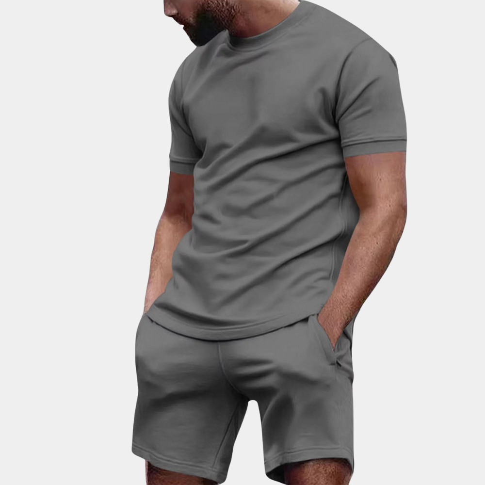 Komfortabelt herresett med matchende T-skjorte og shorts; perfekt for varme dager og fritidsklær.