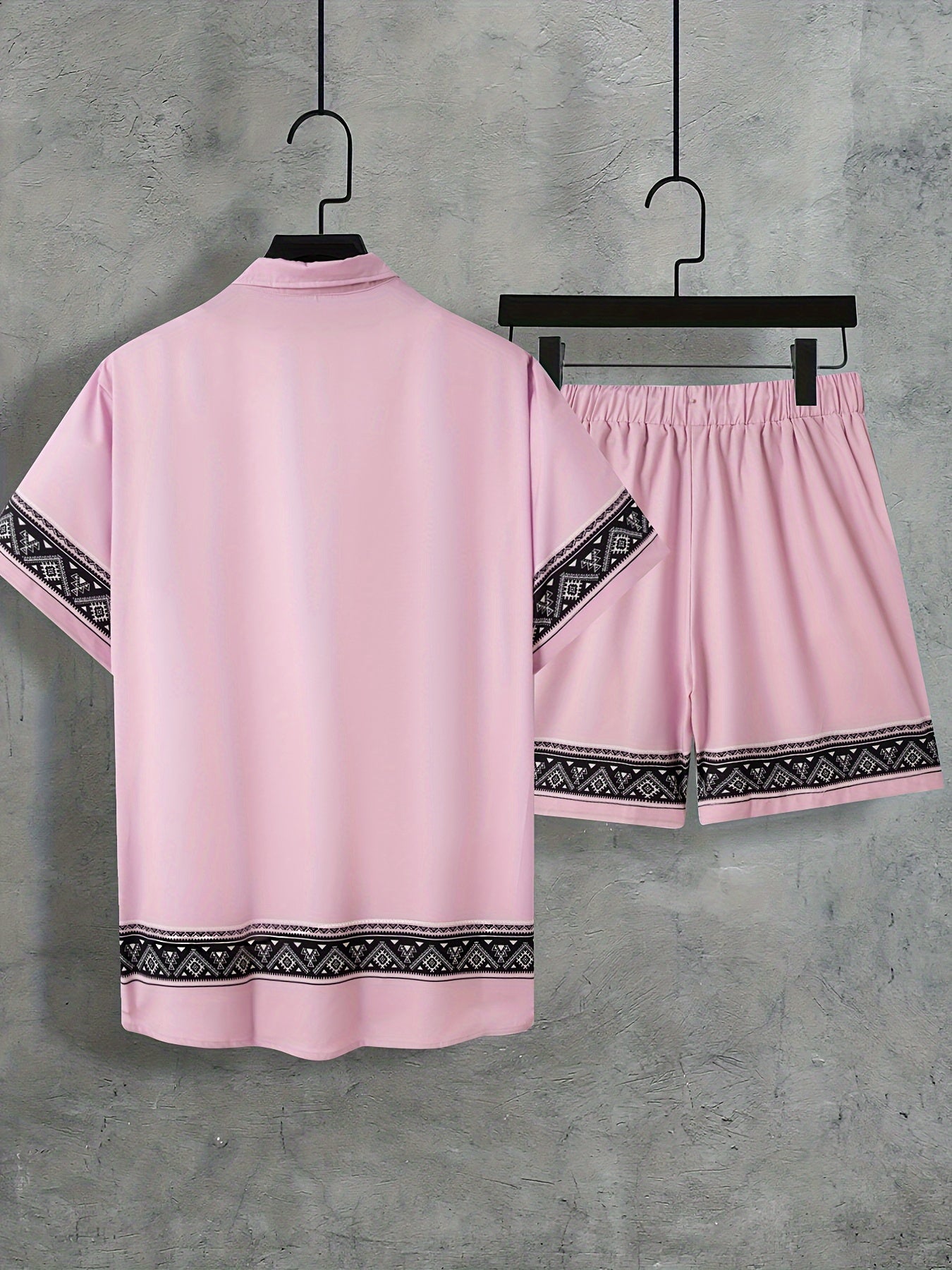 Mann i stilig herre boho sommersett; kortermet skjorte og shorts for strand, festival eller casual bruk.