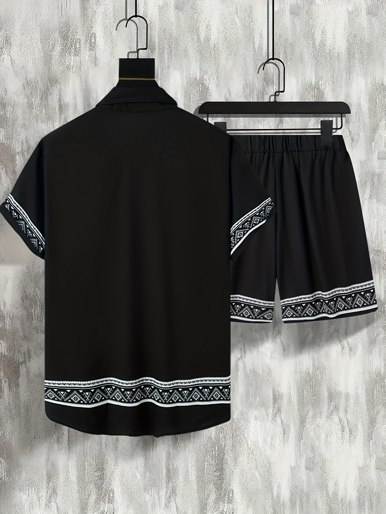 Trendy herreklær: boho-inspirert sommersett med kortermet skjorte og matchende shorts for festival.