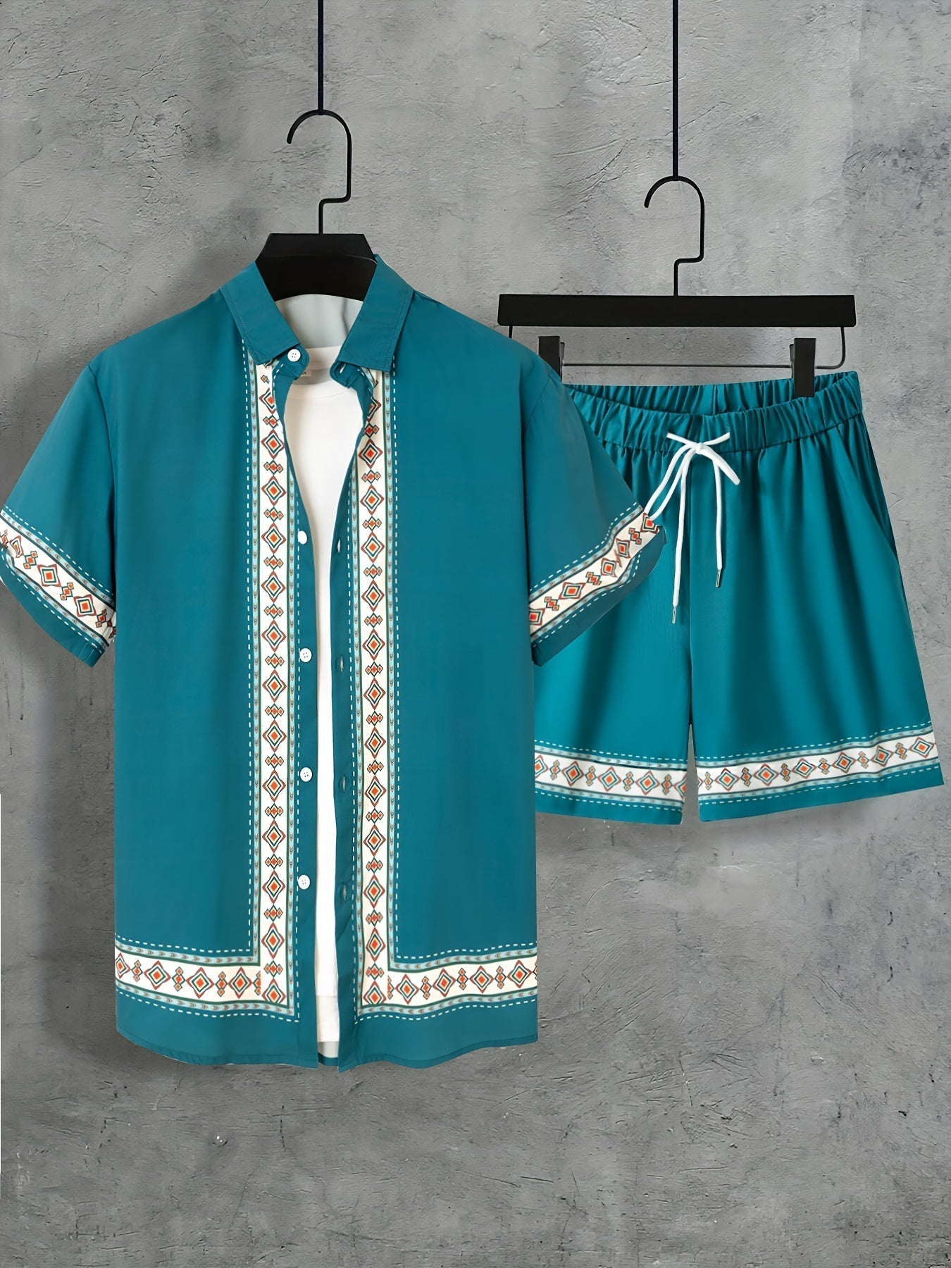 Detalj av mønster på herre boho sommersett; kortermet skjorte og shorts i unik design.