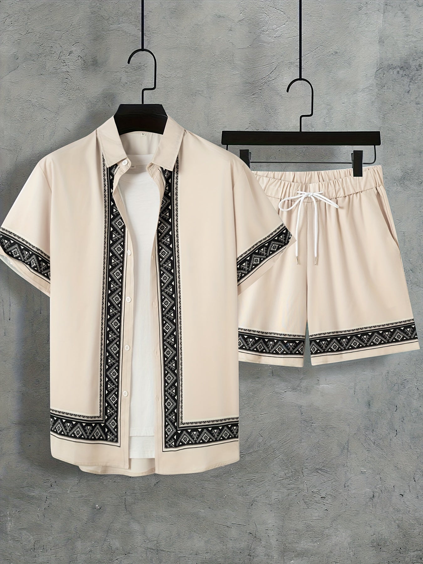 Casual herre sommersett i boho stil: komfortabel kortermet skjorte og shorts, ideelt fritidsantrekk.