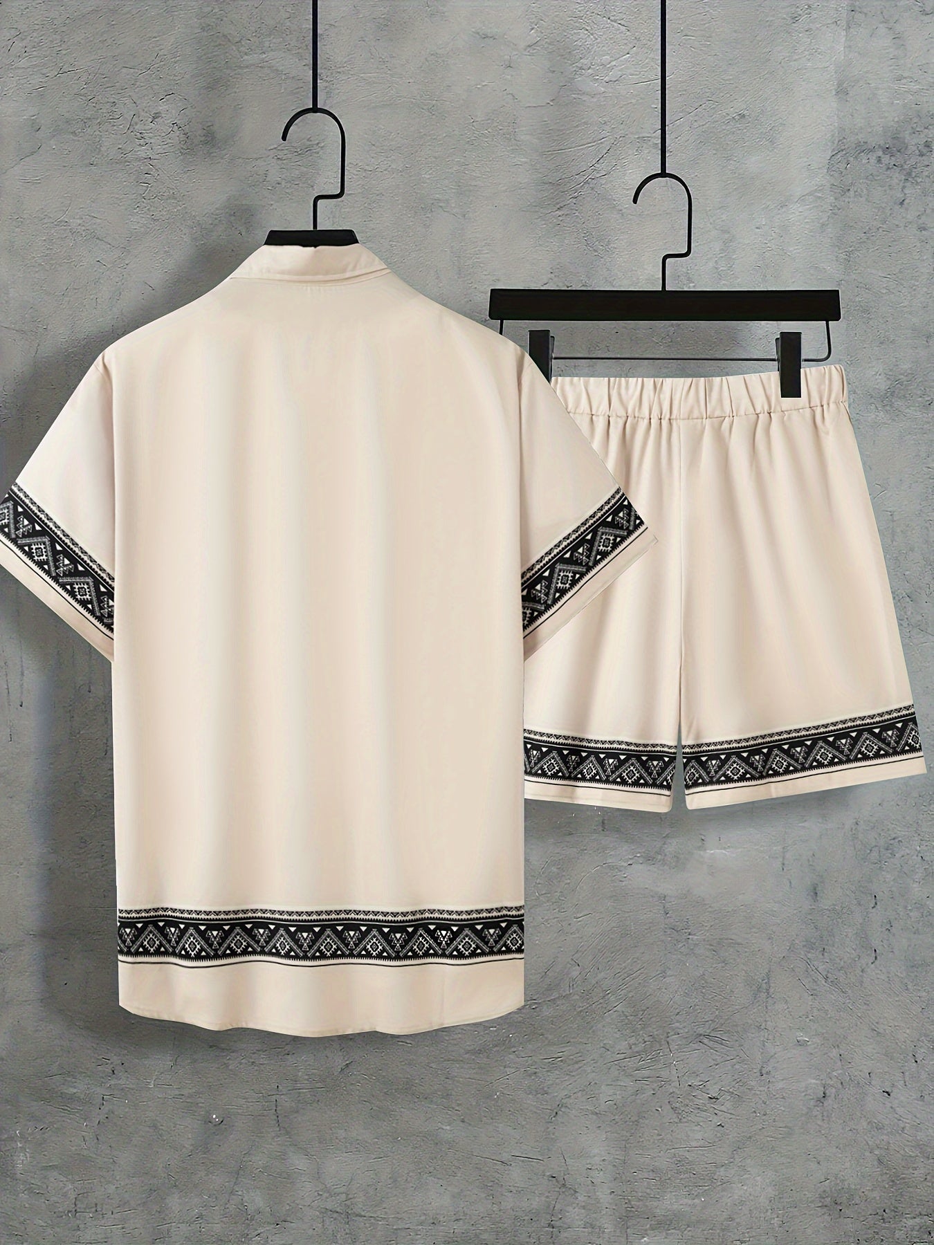 Moderne herre boho sommersett med kortermet skjorte og shorts, perfekt for urban eller strandstil.