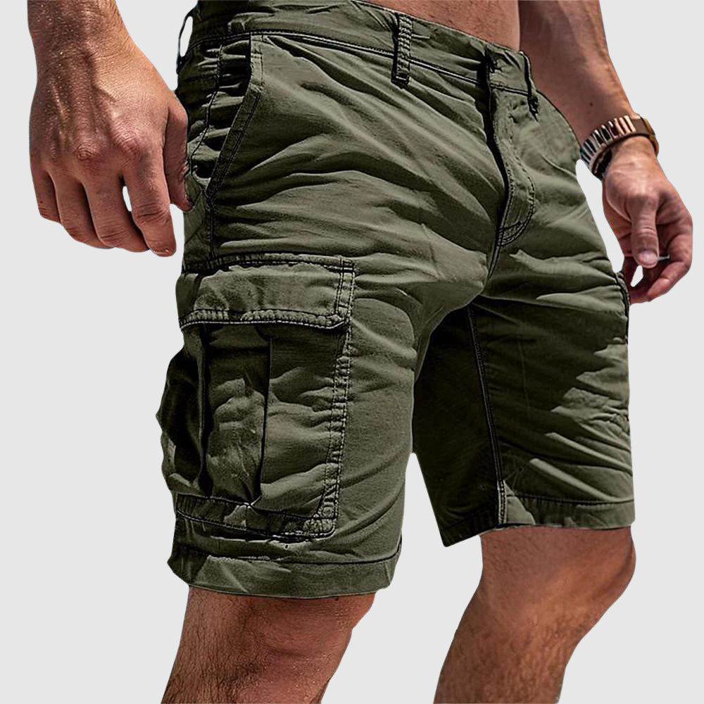 Nærbilde av herre cargo shorts med funksjonelle lommer. Komfortable og praktiske bermuda shorts for utendørsaktiviteter.