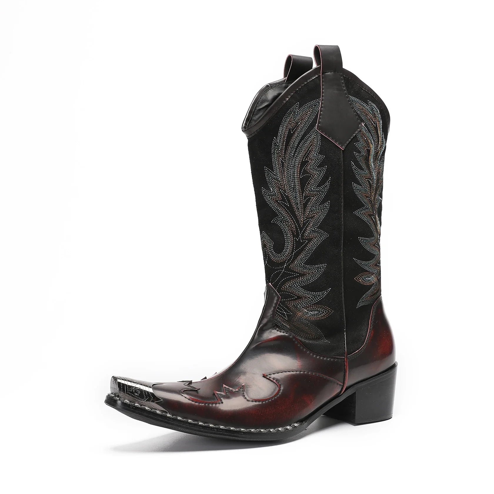 Sorte herre cowboyboots med dristig metalltå og intrikat broderi langs skaftet, gir et unikt og robust uttrykk.