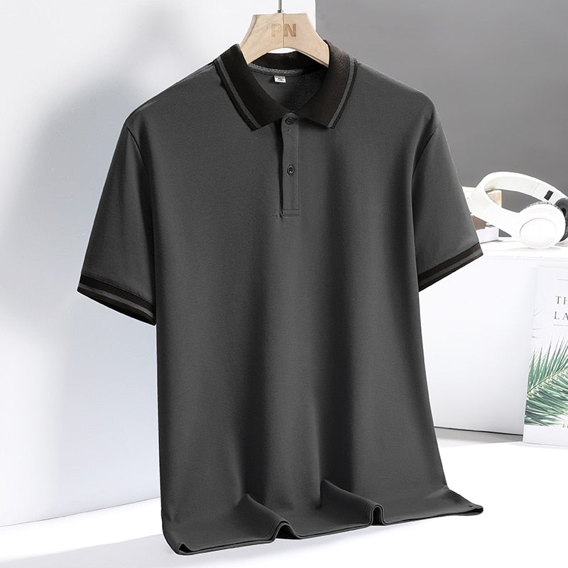 Komfortabel herrepolo med pustende materiale, perfekt som fritidsklær eller aktiv golfpolo.