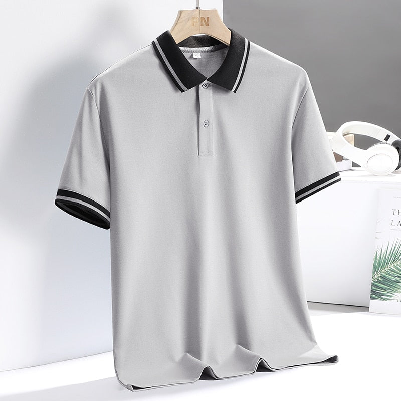 Premium herre golfpolo i fukttransporterende stoff, sikrer komfort under hele golfrunden.