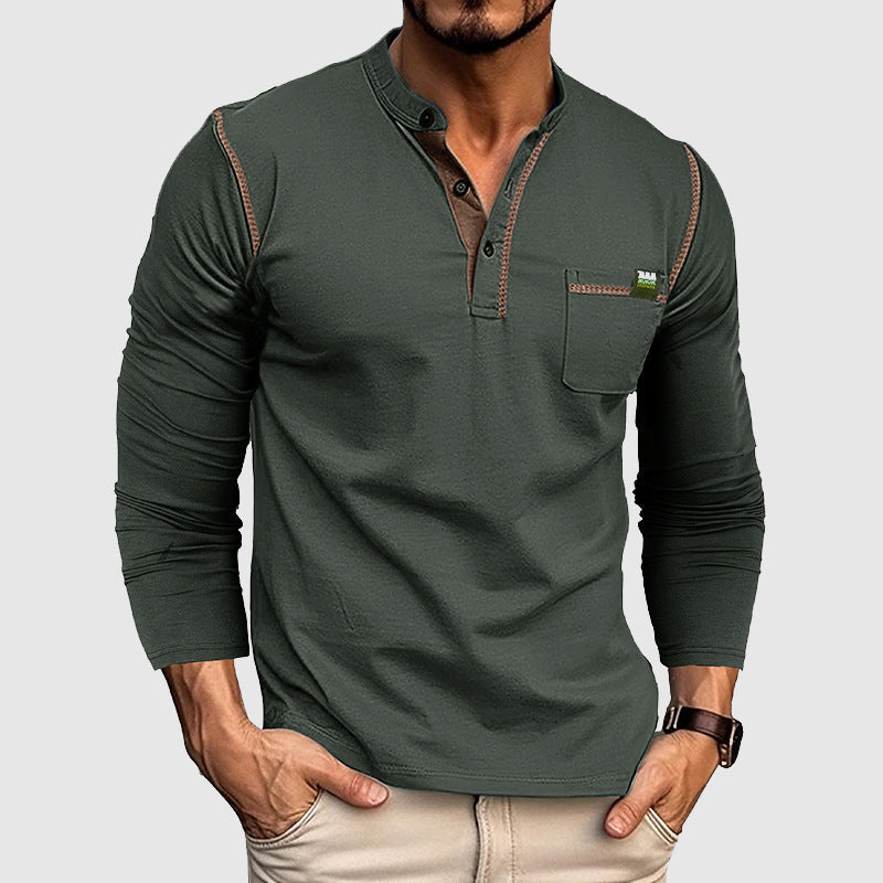 Komfortabel langermet henley skjorte for herrer. Myk skjorte med brystlomme, perfekt for avslappet stil.