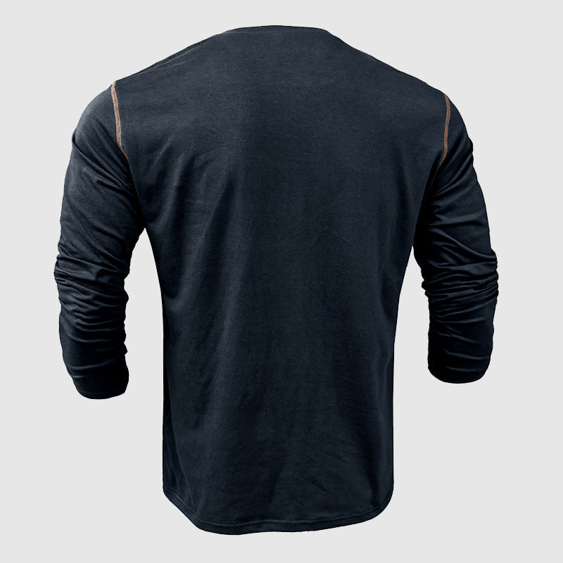 Modell bærer en komfortabel herre henley skjorte, langermet, med brystlomme, i en avslappet setting.