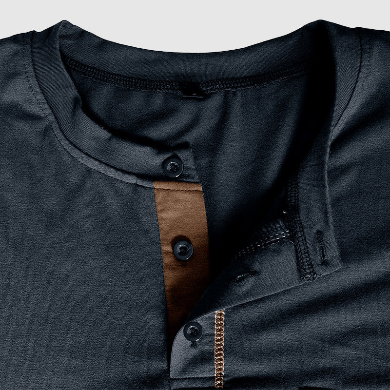 Klassisk herreskjorte i henley-stil. Langermet, med brystlomme, for smart-casual og hverdagskomfort.