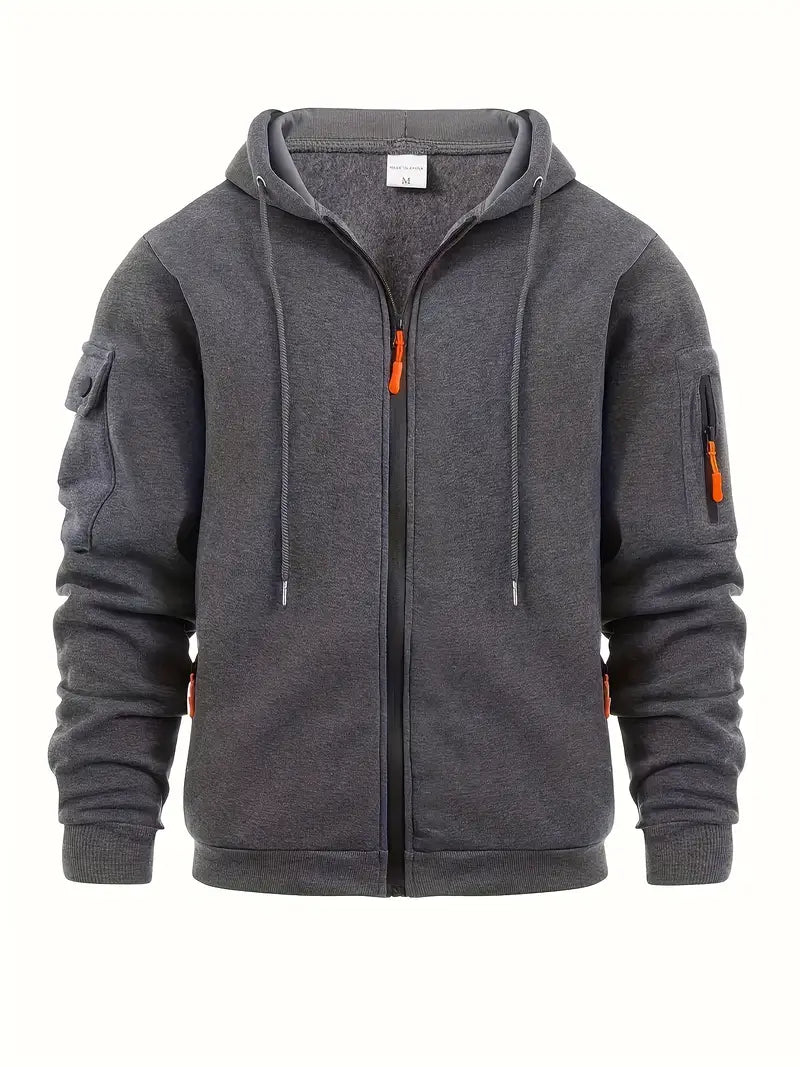 Mann iført stilren herre hoodie, perfekt for en avslappet hverdagsstil. Komfortabel hettegenser for menn.