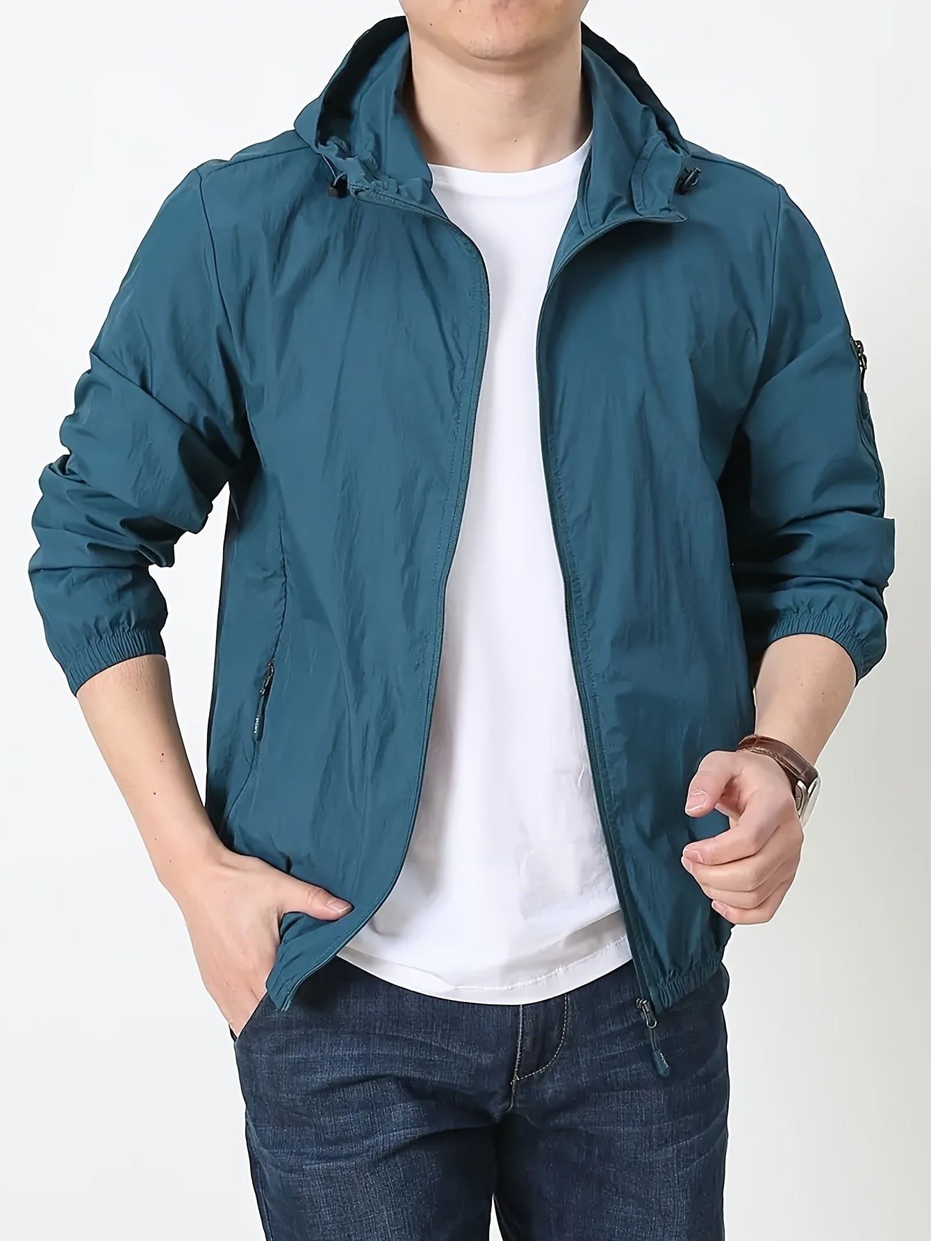 Stilig herre zip-up hettegenser i pustende materiale. Ideell for friluft og sport med justerbar hette og UV-beskyttelse.