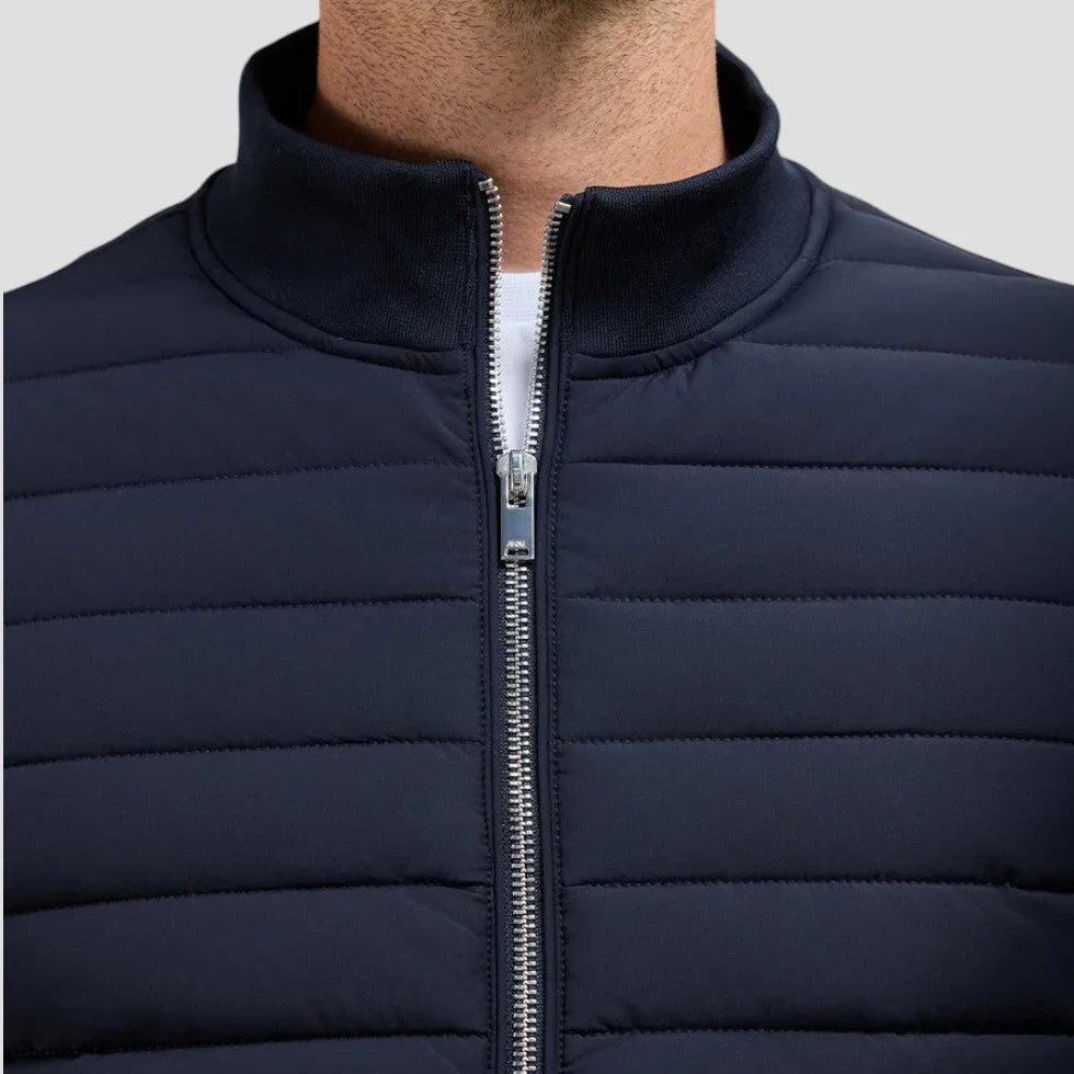 Komfortabel herre hybridjakke med vattert front. Perfekt for hverdag og casual bruk, gir varme og bevegelsesfrihet.