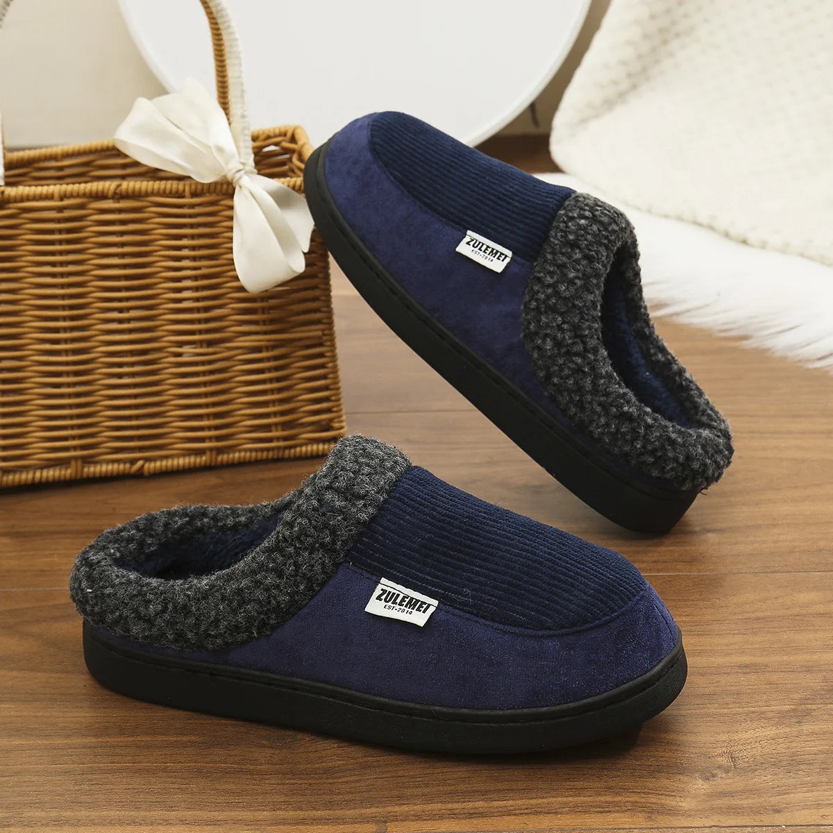 Stilrene herre hjemmesko med enkel slip-on design og myk innersåle for daglig komfort og godt grep.