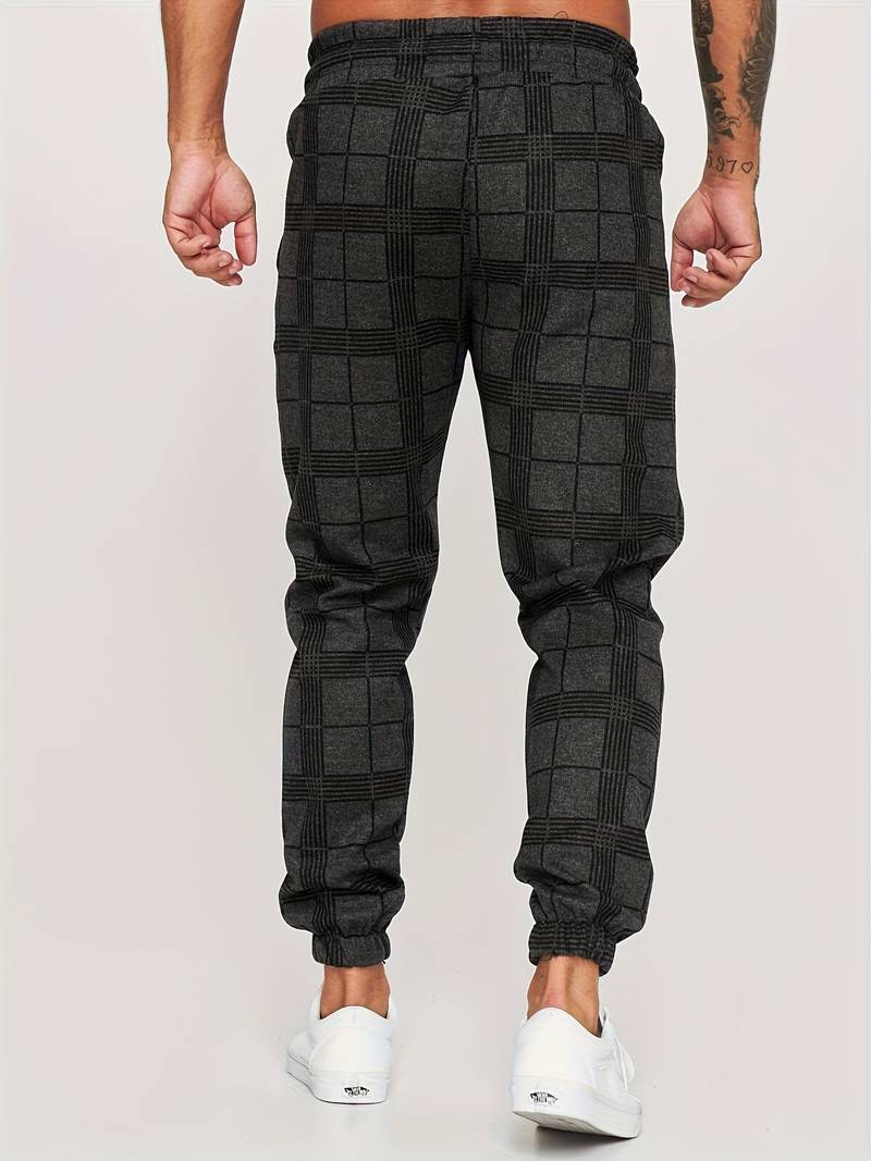 Bakside av herre joggebukser med praktiske lommer. Komfortabel bomullsmiks, perfekt for casual bruk.