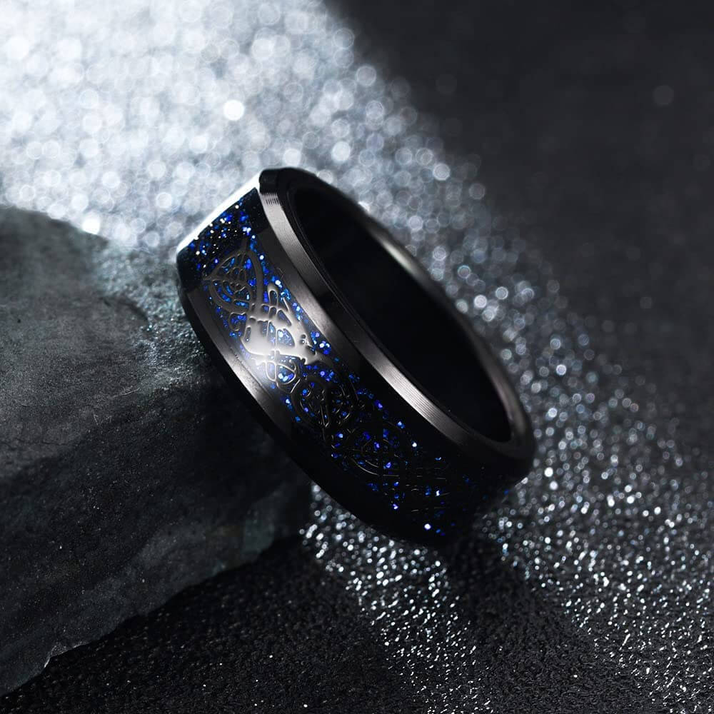Elegant sort herre ring. Keltisk drage i wolframkarbid med karbonfiberinnlegg for menn.