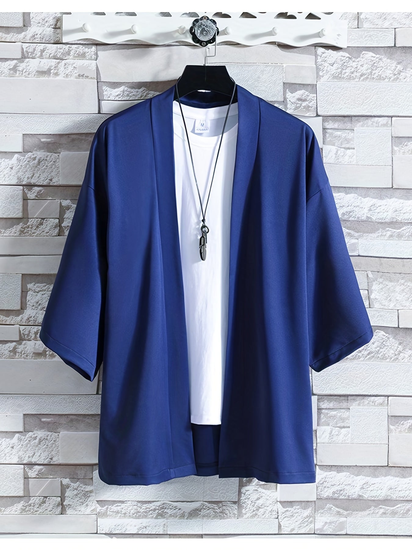 Komfortabel herre kimono med åpen front. Japansk stil, lett og ideell for sommerklær og avslappet bruk.