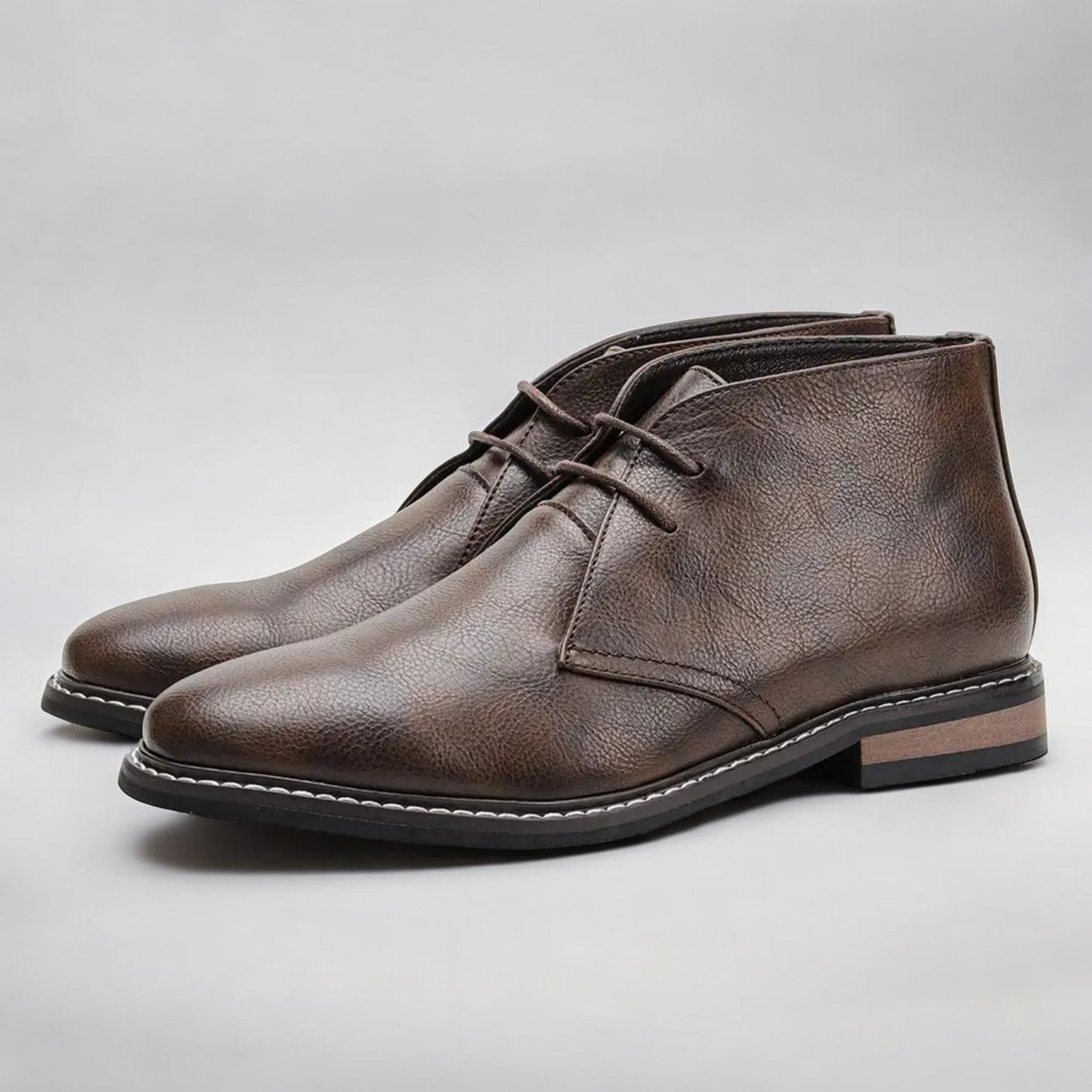 Herre chukka-støvler i klassisk brun lærstil. Perfekte elegante snørestøvler for moderne menn.