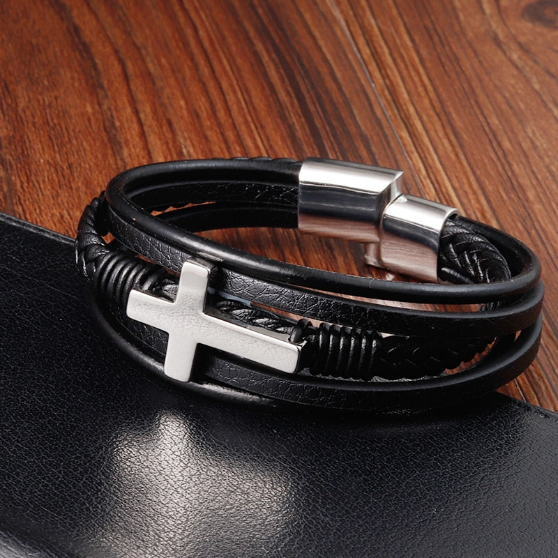 Gaveidé: Herre armbånd i ekte skinn med kors og magnetlås. Perfekt gave til mannen med tro.
