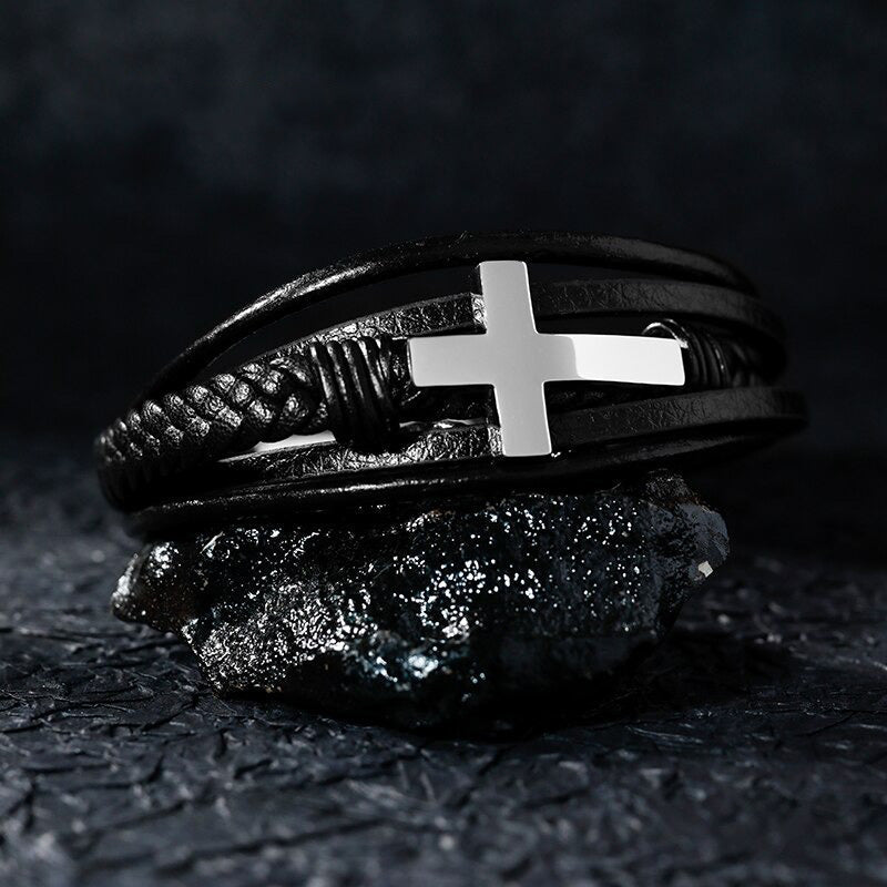 Allsidig herrearmbånd i skinn med korsdetalj og magnetlås. Ideelt for hverdag og fest.