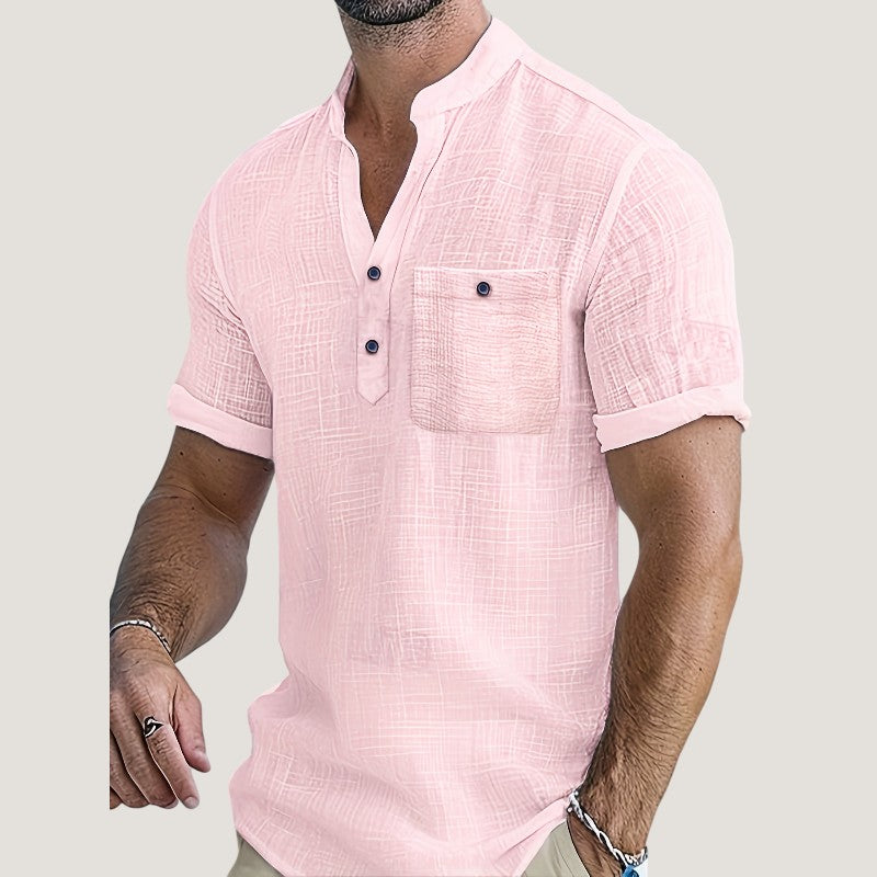 Lett, pustende herreskjorte i rayon med korte ermer & v-hals. Perfekt for uformell sommer.