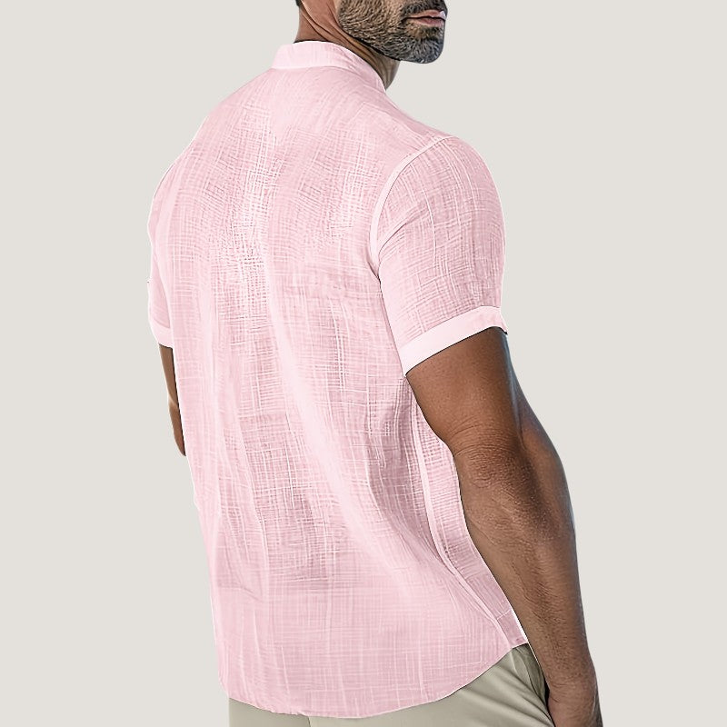 Myk rayon herreskjorte, kortermet v-hals design. Komfortabel og lett for varmt vær.