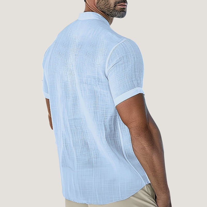 Uformell herreskjorte i rayon, kortermet med v-hals. Ideell for sommer og avslappet fritid.