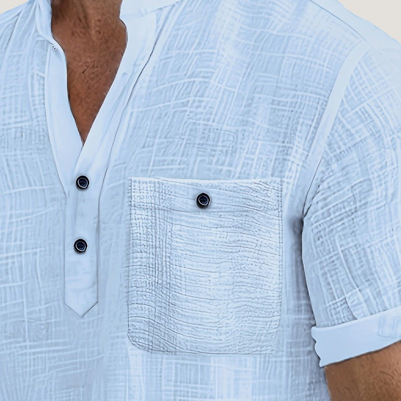 Moderne kortermet herreskjorte i rayon med v-hals, perfekt for avslappede sommerdager.