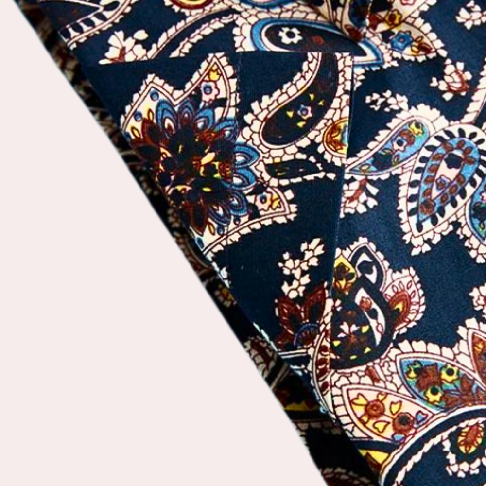 Fargerik, blomstret herreskjorte, kortermet og luftig, et must for casual sommerstil og komfort.