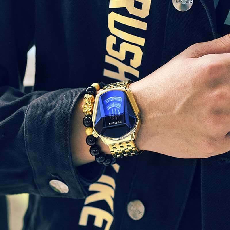Vanntett herre armbåndsur i stål, diamantstil, lys bakgrunn fremhever detaljer.