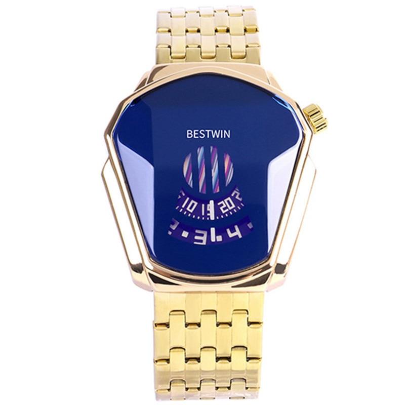 NĂŚrbilde av elegant herre armbĂĽndsur med diamantstil skive og kvartsbevegelse.