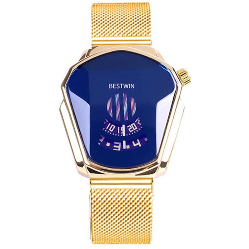 Skinnende herre armbåndsur med diamantstil, vanntett og elegant stål, i ulik belysning.